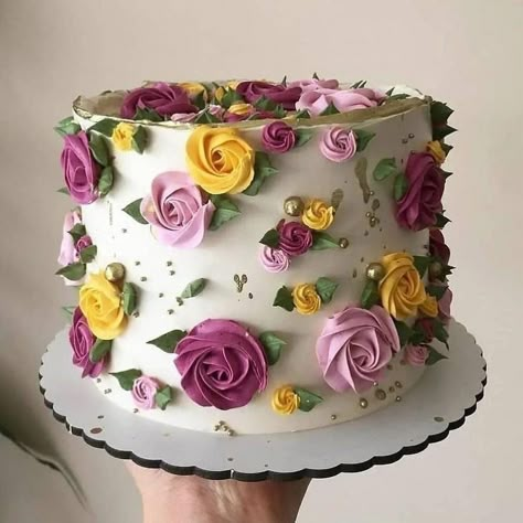 Floral Cake Birthday, Buttercream Cake Designs, Simple Cake Designs, Cake Decorating Piping, Creative Cake Decorating, Cake Decorating Frosting, Beautiful Birthday Cakes, Creative Birthday Cakes, Easy Cake Decorating