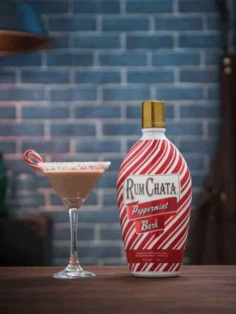 Rumchata Peppermint Bark Martini Peppermint Rum Chata Drinks, Rum Chata Peppermint Bark Drinks, Rum Chata Peppermint Bark Recipes, Peppermint Rum Chata Recipes, Peppermint Rumchata Recipes, Peppermint Bark Martini, Rumchata Recipes Drink, Grasshopper Drink, Peppermint Martini Recipe