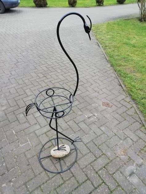 Wrought Iron Decor, Garden Art Ideas, Garden Stepping Stones, Metal Plant Stand, Metal Yard Art, Garden Art Sculptures Diy, Metal Garden Art, Garden Artwork, Plant Stand Indoor