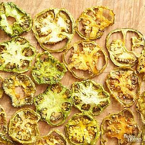 An easy vegetarian snack, our dried green tomatoes can be stored for up to 6 months and are a yummy appetizer or snack. Dehydrated Green Tomatoes, Dehydrated Tomato Chips, Dehydrated Tomatoes In Dehydrator, Dehydrator Cherry Tomatoes, Dehydrated Sun Dried Tomatoes, Vegetarian Snacks Easy, Dehydrating Food Storage, Green Tomato Recipes, Dehydrated Vegetables