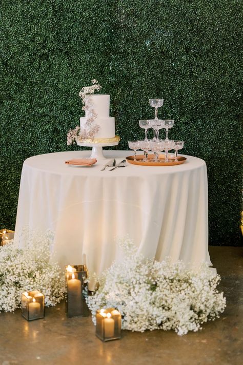 Table Cake Decoration Ideas, Babys Breath Wedding Decorations, Champagne Table Display, Baby Breath Wedding Decor, Cake Table Decorations Wedding, Wedding Cake Display Ideas, Cake Wedding Table, White And Champagne Wedding, Champagne Wedding Cake