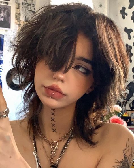 Punk Japanese, 2000s Y2k Aesthetic, Y2k Aesthetic Grunge, Japanese 2000s, Short Grunge Hair, Being A Woman, Hair Inspiration Short, E Girl, Fluffy Hair