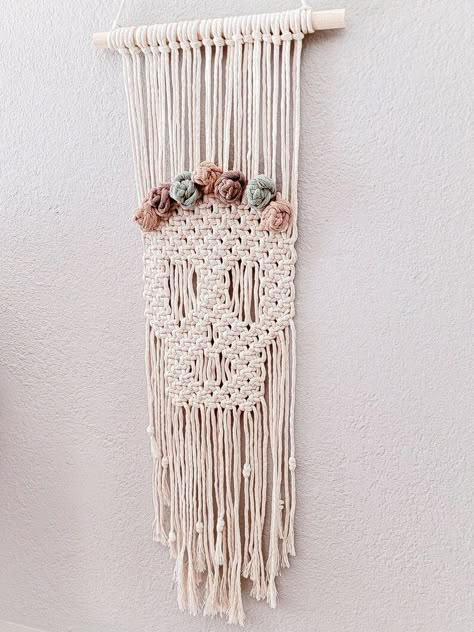 Macrame Skull Wall Hanging, Halloween Macrame Ideas, Macrame Projects Free Pattern, Fall Macrame Ideas, Macrame Skull, Hanging Halloween Decor, Halloween Macrame, Easy Macrame Wall Hanging, Diy Macrame Plant Hanger Pattern