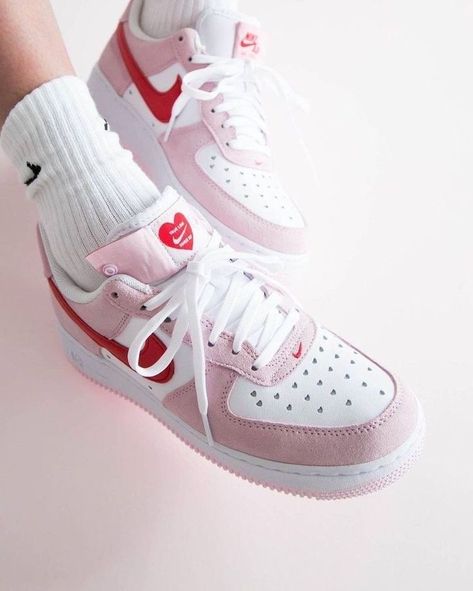 Shoes Wallpaper, Retro Basketball Shoes, Air Force 1 Shadow, Burgundy Shoes, Cute Sneakers, High Sneakers, Cute Nikes, Aesthetic Shoes, Jordan 11