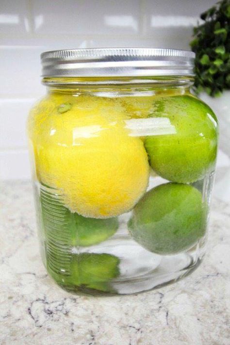 If you'd like to keep lemons and limes fresh for longer, I'm here to help! This lemon in the jar trick is one really works! Lemon Storage, Fresh Lemon Recipes, Boil Lemons, Storing Lemons, Lemon Juice Benefits, Lemons And Limes, Lime Water, Storing Fruit, Lemon Water Benefits