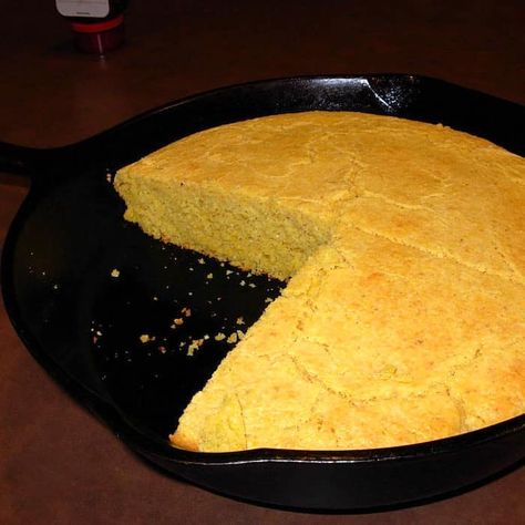 This Cornbread Recipe (Easy) is super good. Easy Skillet Cornbread, Cornmeal Polenta, Bhatura Recipe, Southern Style Cornbread, Easy Cornbread Recipe, Best Cornbread Recipe, Magical Fruit, Cornbread With Corn, Beans And Cornbread