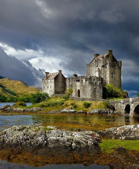 Midevil Castle, Castle Aesthetic Interior, Highlands Castle, Europe Castles, Castles In Europe, Ireland Aesthetic, Castle Exterior, Eilean Donan Castle, Scotland Landscape