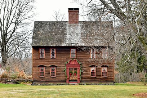 Salt Box House, Saltbox Houses, Gorgeous Doors, New England Travel, New England Homes, New England Style, Traditional Architecture, Colonial House, Less Is More