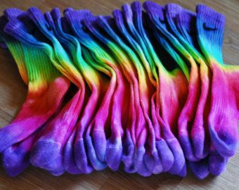 Tie Dye Bags, Make A Tie, Shibori Fabric, Tie Dye Crafts, Tie Dye Socks, How To Tie Dye, Tie Dye Techniques, Rainbow Tie Dye, Tie Dye Diy