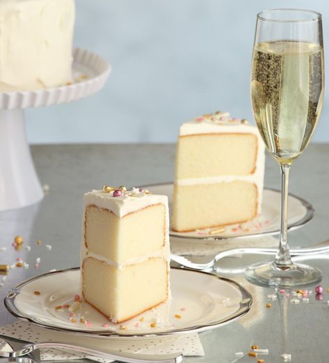 Champagne Cake Recipe, New Year's Desserts, Wine Cake, Champagne Cake, White Cake Mixes, Grocery Stores, Cake Servings, Dessert Drinks, Sparkling Wine