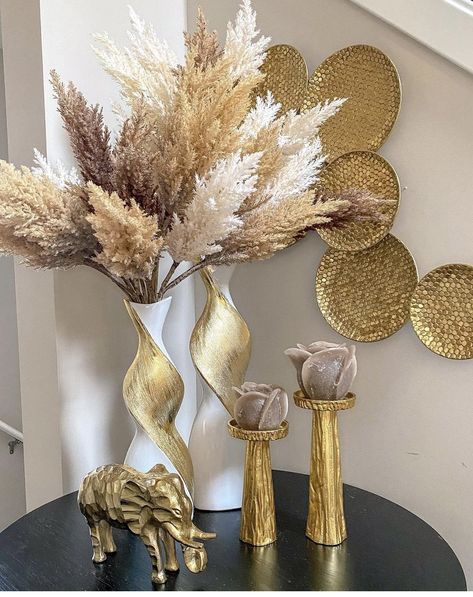 Gold Theme Living Room Ideas, Home Decor For Apartments Living Room, Gold Accent Decor Living Room, Gray White And Gold Dining Room, Brown Living Room Decorating Ideas Gold, Gold Table Centerpieces For Home, Brown Gold Living Room Decor, Gold Living Rooms, Gold House Decor