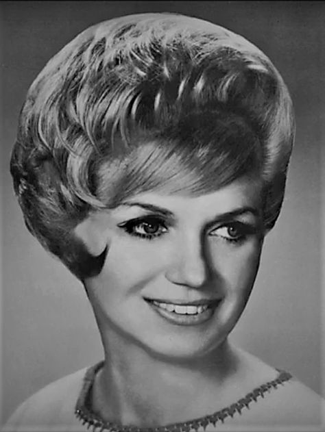 1950s Housewife Hairstyles, 60s Makeup And Hair, 60's Hair, Retro Inspired Hair, 60s Hairstyles, 60s Hair, Edgy Pixie Cuts, Hair Style Korea, Bouffant Hair