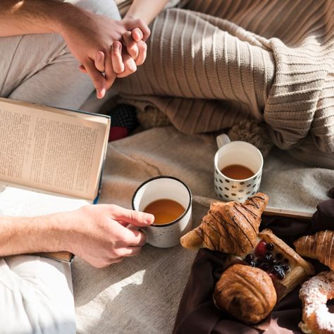 Couples Having Coffee, Couple Breakfast Aesthetic, Couples Breakfast, Bru Coffee, Couple Drinking Coffee, Couple Breakfast, Scandinavian Concept, People Drinking Coffee, Kitchens Designs