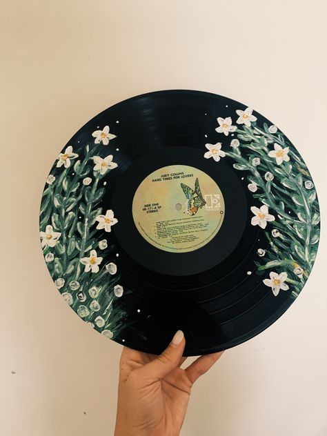 Aesthetic Vinyl Painting, Wall Painting Ideas Aesthetic Vintage, What To Paint On Vinyl Records, Painted Vinyl Records Wall Art Easy, Painted Records Vinyl Flowers, Records On Wall Aesthetic Painted, How To Paint Records, Easy Vinyl Painting, Painted Record Ideas