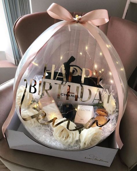 Balloon Birthday Gift, Gift Balloon, Bff Birthday Gift, Flower Box Gift, Diy Balloon Decorations, Balloon Arrangements, Birthday Balloon Decorations, Balloon Gift, Diy Gift Box