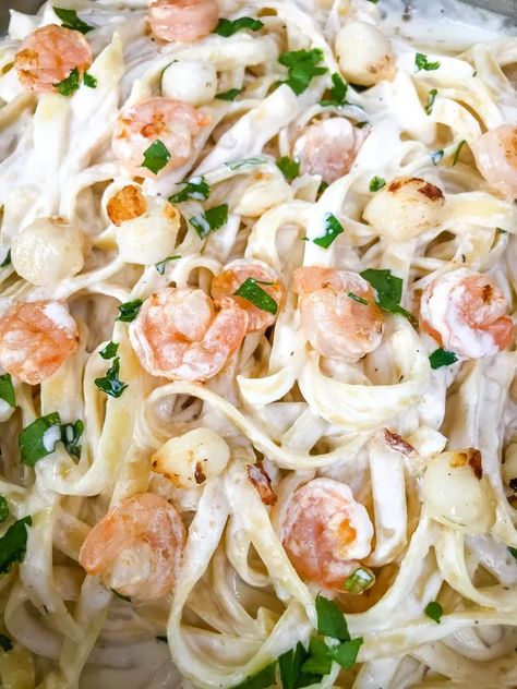 This Copycat Olive Garden Seafood Alfredo is just like the popular restaurant recipe! Fresh homemade alfredo sauce of butter, cream, and Parmesan cheese tossed with fettuccine pasta, shrimp, scallops, and mussels if desired. #olivegarden #seafoodalfredo #fettuccinealfredo Shrimp And Scallops Alfredo Pasta, Seafood Fettucini Alfredo Recipe, Shrimp And Scallop Alfredo Pasta, Olive Garden Seafood Alfredo Recipe, Olive Garden Seafood Alfredo, Scallops Alfredo, Scallop Alfredo, Scallops And Pasta, Fettucini Alfredo Recipe