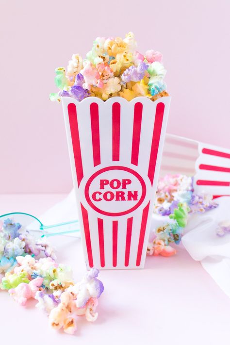 Take your movie night to the next level with this rainbow popcorn! Popcorn Aesthetic, Colorful Popcorn, Unicorn Popcorn, Candied Popcorn, Best Junk Food, Rainbow Popcorn, Popcorn Seeds, Colored Popcorn, White Popcorn