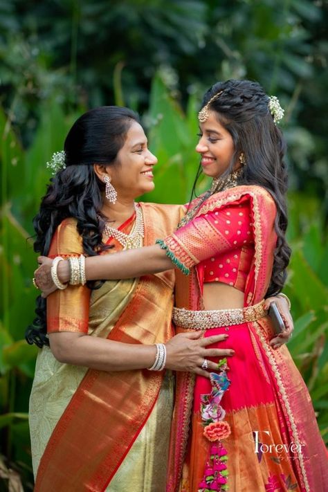 Bride And Mother Pictures Indian, Mother Daughter Poses Indian, Poses For Mother And Daughter, Indian Mother Daughter Photography, Outfit For Indian Wedding, Haldi Poses For Bride, Haldi Poses, Marriage Pics, Bride Pics