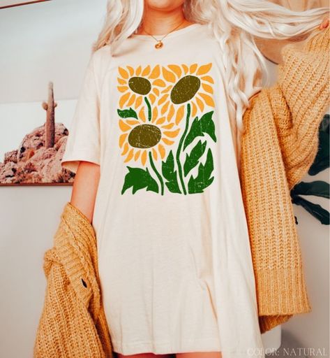 Abstract sunflower tshirt. Sunflower Tshirt Designs, Maze Ideas, Yellow Stuff, Artsy Shirt, Sunflower Tshirt, Tshirt Graphics, Botanical Inspiration, Shirt Painting, Ladies Tshirt