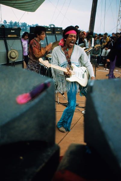 Rare Photos of Life at Woodstock Festival 1969 -music, festival, black and white Jimi Hendrix Woodstock, Music Festival Photography, Jimi Hendrix Live, Woodstock Music, Woodstock 1969, Best Guitar Players, Festival Photography, Woodstock Festival, Jimi Hendrix Experience