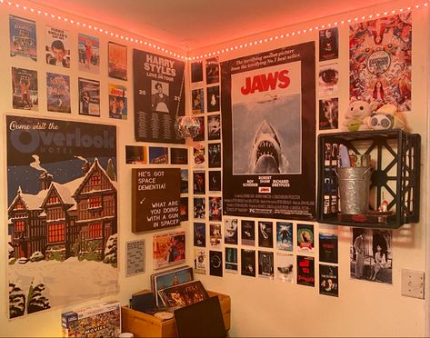 added bonus: my movie corner! i love how this turned out Movie Bedroom Aesthetic, 80’s Room, Room References, Movie Bedroom, 2000s Room, 90s Room, Dorm Room Layouts, Tulip Tree, Dorm Design