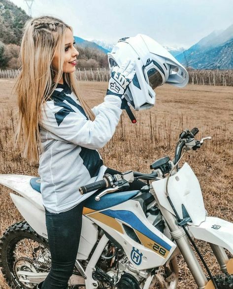 Bike Instagram Story, Womens Dirt Bike Gear, Bike Outfit, Pit Bikes, Motocross Girls, Dirt Motorcycle, Motor Cross, Dirt Bike Gear, Motocross Gear