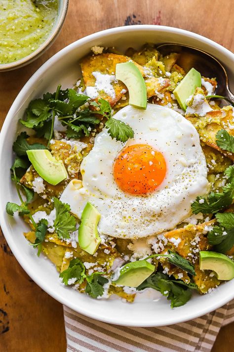 Green Chilaquiles Recipe, Chilaquiles Verdes Recipe, Green Chilaquiles, Breakfast Chilaquiles, Traditional Mexican Breakfast, Chipotle Tofu, Better Eating Habits, Chilaquiles Recipe, Spicy Peanut Noodles