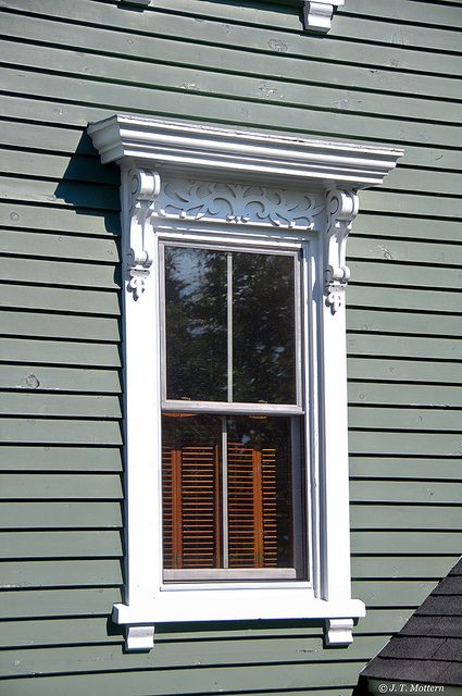 Ornate Window Trim, Fancy Window Trim, Window Pediments Interior, Window Hood Designs, Victorian Windows Exterior, Victorian Window Trim, Victorian Porch Ideas, Jendela Vintage, Exterior Home Color Schemes