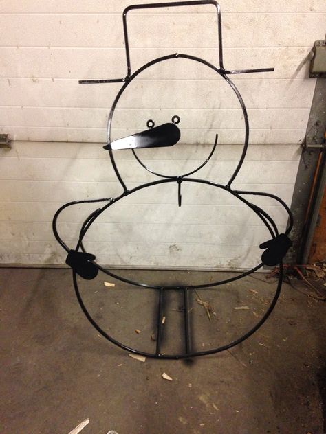 Snowman wreath holder Wreath Holder, Christmas Yard Art, Welding Art Projects, Diy Welding, Diy Snowman, Snowman Wreath, Cowboy Christmas, Christmas Shows, Metal Welding