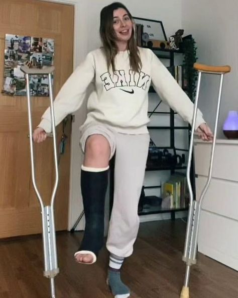 Walking Cast, Long Leg Cast, Forearm Crutches, Arm Cast, Leg Cast, Dance Games, Video Call With Boyfriend Screen Photo, Hand Cast, It Cast