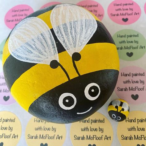 Painting Bees On Rocks, Bumble Bee Painted Rocks Ideas, Bee On Rock Painting, Bee Stone Painting, Bumblebee Rock Painting, Bees On Rocks Painting, Bumble Bee Pumpkin Painting, Painted Rock Bee, Bees Rock Painting