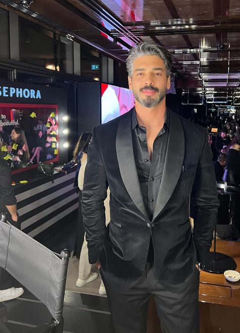 Good Looking Older Men, Silver Foxes Men, Jeans Outfit Men, Gorgeous Man, Handsome Older Men, Classy Outfits Men, Black Men Fashion Swag, Designer Suits For Men, Turkish Men