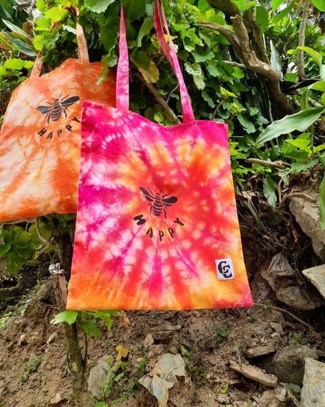 Tie dye , be happy tote bag Tie Dye Bags Totes, Tote Bag Batik, Totebag Batik, Diy Fabric Purses, Tie Dye Tote Bag, Ty Dye, Tye Dye Patterns, Handpainted Tote Bags, Diy Tie Dye Designs