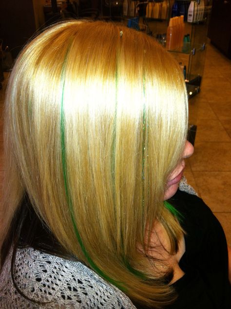 Blonde hair with green streaks and tinsel Blonde With Green Highlights, Hair With Green Streaks, Blonde And Green Hair, Hair Ideas Blonde, Tinsel Hair, Wedding Haircut, Haircut Inspo, Hair Tinsel, Haircut Pictures