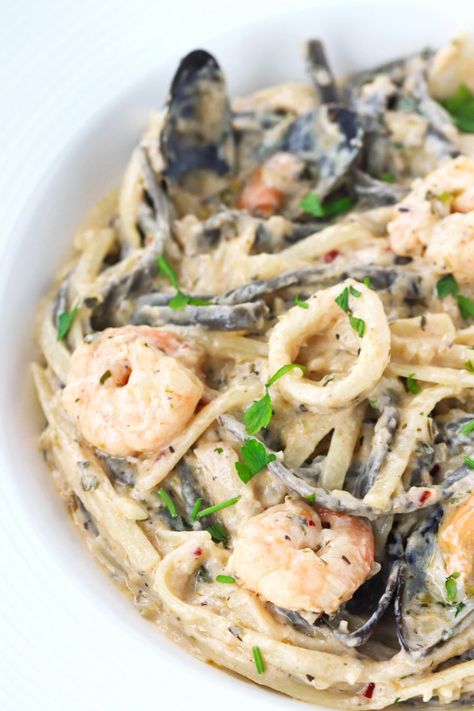 Creamy Seafood Pasta, Wine Cream Sauce, Linguini Pasta, Seafood Linguine, White Wine Cream Sauce, Creamy White Wine Sauce, Seafood Medley, Cream Sauce Pasta, Chicke Recipes