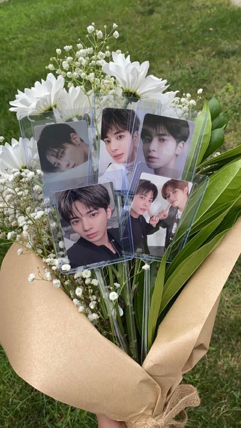 K Pop Flower Bouquet, Hyunjin Bouquet, Pc Bouquet Kpop, Flower Bouquet With Pictures, Photocard Flower Bouquet, Kpop Bouquet Ideas, Photo Card Bouquet, K Pop Bouquet, Txt Graduation Cap