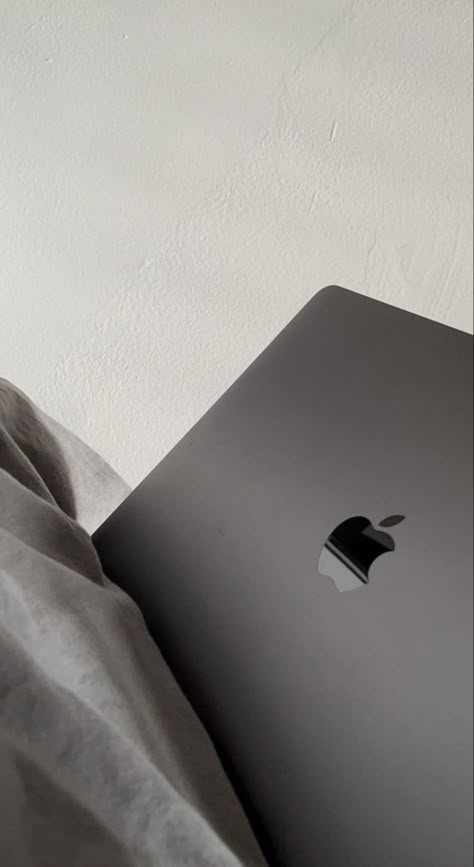 Grey Lifestyle Aesthetic, Macbook Space Grey Aesthetic, Macbook Air Space Grey Aesthetic, Grey Aesthetic Photos, Macbook Air Space Grey, Macbook Space Grey, Macbook Air Aesthetic, Wellness Girlie, Macbook Colors