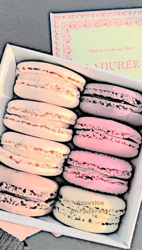 Food Cute Aesthetic, Taylor Cake, Macarons Aesthetic, Makanan Aesthetic, Wallpaper Food, Food Cute, Wallpaper Soft, Mini Vlog, Foto Aesthetic