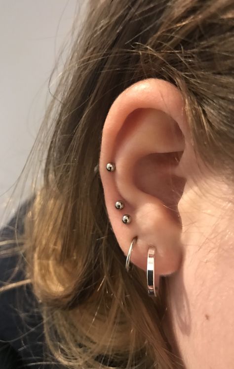 4th Lobe & cartilage piercing 4 Piercings In Ear Lobe, 4 Ear Lobe Piercings, Silver Piercing Stack, 4th Ear Piercing, 4th Lobe Piercing, 4 Lobe Piercings, Lobe Piercing Ideas, Auricle Piercing, Double Ear Piercings