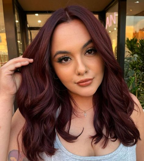 25 Sweet And Spicy Chocolate Auburn Hair Color Ideas Chestnut Auburn Brown Hair, Orange Dark Brown Hair, Curly Dark Auburn Hair, Dark Auburn Red Hair Color, Red Hair On Latinas, Cool Toned Auburn Hair, Purple Auburn Hair, Red Over Brown Hair, Hispanic Hair Color Ideas