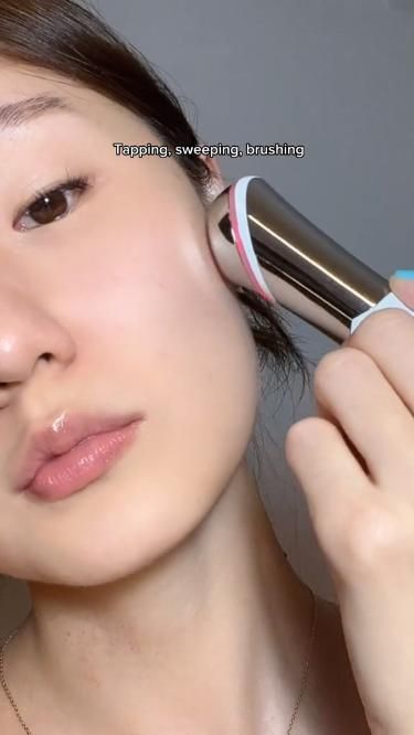 How to get that poreless skin look Korean Pore Minimizer Skin Care, Korean Skincare For Pores, Korean Skincare For Glass Skin, Popular Korean Skincare Products, Korean Skincare Secrets, K Skin Care Routine, Products Kpop Idols Use, Where To Buy Korean Skincare, Korean Skincare For Textured Skin