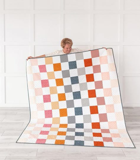 Gingham Quilt Pattern Free, Checker Quilt, Checkerboard Quilts, Checkered Quilt, Checkerboard Quilt, Quilt Beginner, Charm Pack Quilt Patterns, Shabby Chic Quilts, Gingham Quilt