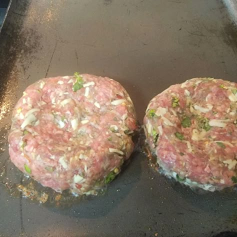 Juicy Hamburger Recipe, Holland Grill, Ground Beef Burger Recipe, Grilled Hamburger Recipes, Best Hamburger Recipes, Making Burger Patties, Homemade Hamburger Patties, Hamburger Recipes Patty, Burger Recipes Beef