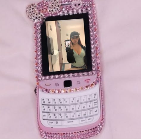 2000s Phone, Phone Gif, Pink Vibe, Only For Girls, Old Phones, Clothes Matching, Y2k Phone, Bling Phone Cases, 2000s Era