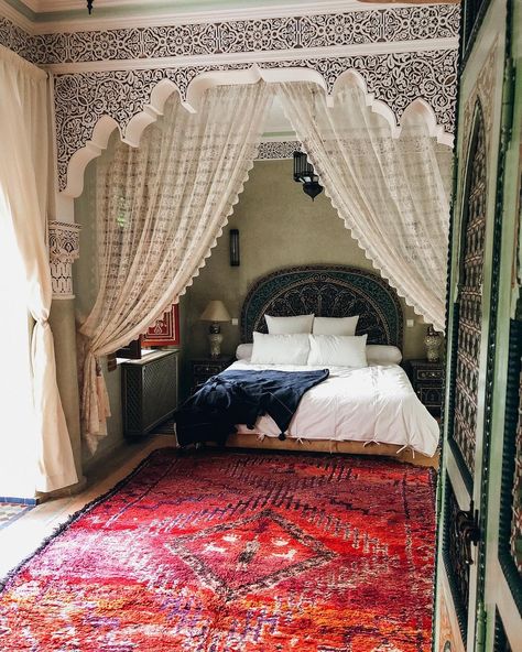 Moroccan Interiors Bedroom, Bedroom Decor Ideas For Couples Romantic, Moroccan Style Bedroom, Bedroom Decor For Couples Romantic, Valentine Bedroom Decor, Islamic Interior, Moroccan Bed, Bedroom Decor Ideas For Women, Boho Bedroom Decor Ideas