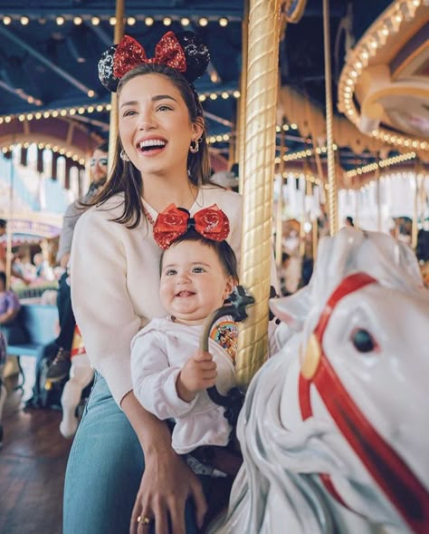 Magic Kingdom Orlando, Disney Family Outfits, Disney Poses, Disney Picture Ideas, Disneyland Photography, Toddler Pictures, Disneyland Photos, Disney With A Toddler, Disney 2023