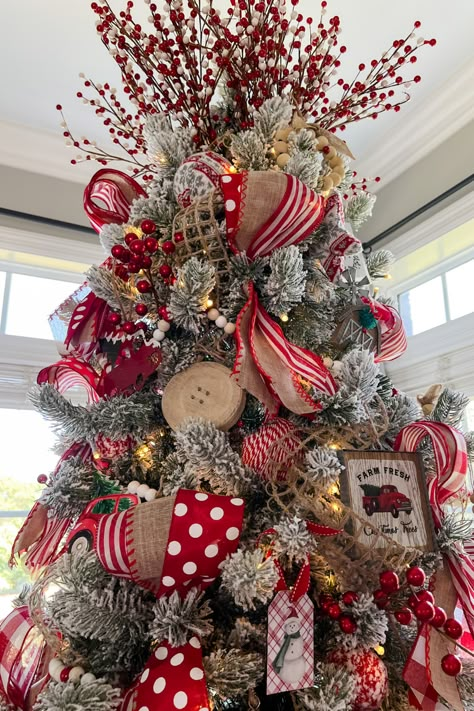 Red And White Chritmas Tree, Christmas Tree Topper 2022, Christmas Tree Themes Colors Red White, Re And White Christmas Tree, Red And White Tree Decor, Red And Gold Christmas Tree Topper, Farmhouse Style Christmas Tree Ornaments, Full Decorated Christmas Tree, Red Tree Toppers Christmas