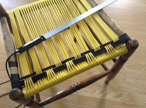 weaving a chair seat out of paracord. This is a freaking brilliant idea, that piece of metal with all the cord wrapped up! Weave Chair, Old Wooden Chairs, Koti Diy, Macrame Chairs, Chair Repair, Chair Frame, Woven Chair, Woven Furniture, Wooden Chairs