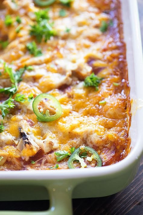 This tamale casserole is topped with shredded chicken. It's such a perfect dinner to satisfy those Mexican cravings! Chicken Tamale Casserole, Chicken Tamale, Tamale Casserole, Tuna Casserole Easy, Chicken Tamales, Tamale Pie, Mexican Recipe, Tuna Casserole, Holy Moly