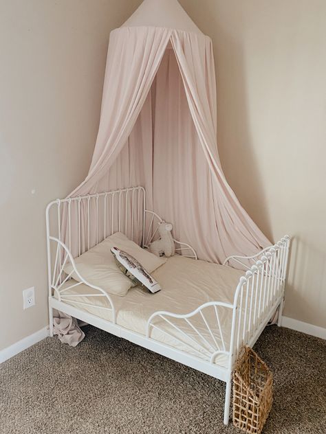 Ikea Minnen Bed Shared Room, Cama Minnen Ikea, Toddler Girl Beds, Coquette Toddler Room, Toddler Bed In Parents Room, Minnen Bed Kids Room, Small Toddler Girl Bedroom, Ikea Minnen Bed Girl, Minnen Bed Girl